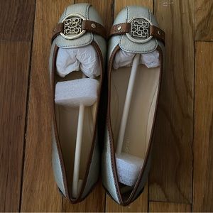 LIZ CLAIBORNE GOLD/TAN/BEIGE FLATS